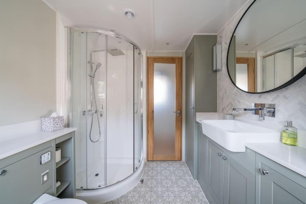 Luxurious Houseboat Near Canary Wharf In London Eksteriør bilde