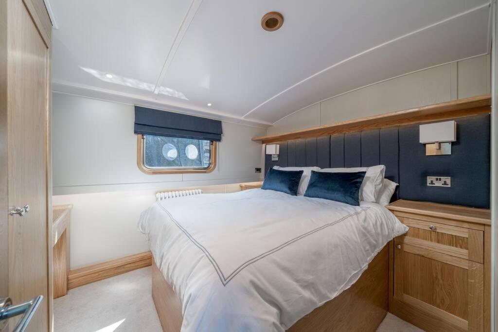 Luxurious Houseboat Near Canary Wharf In London Eksteriør bilde
