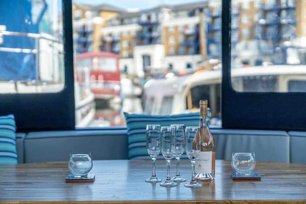 Luxurious Houseboat Near Canary Wharf In London Eksteriør bilde